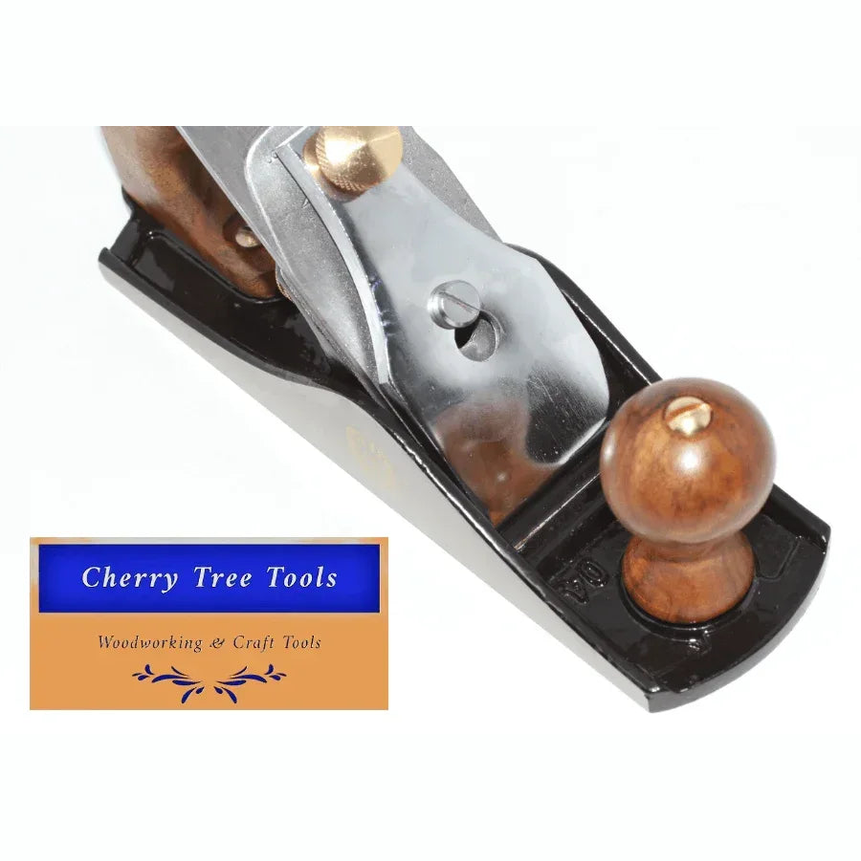 Spear & Jackson No 4 Smoothing Plane with wooden handle for precision woodworking.