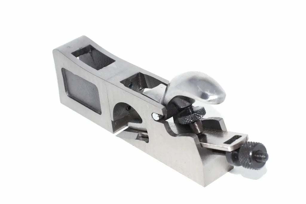Faithfull 3 in 1 shoulder plane 27mm close up of back of plane with cutter retainer and threaded adjusters