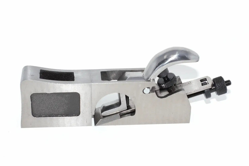 Faithfull 3 in 1 shoulder plane 27mm side square on view showing flat ground and polished side, cutter and adjusters